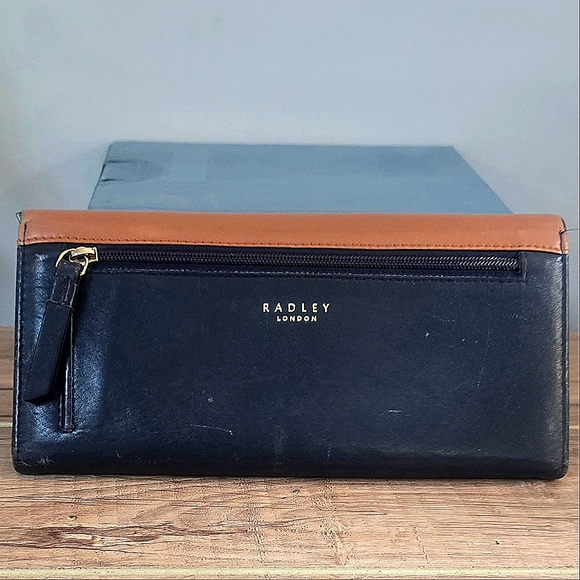 740 RADLEY London  Womens Smooth Soft Leather Flapover Wallet 7"W  3.7"H  1"D - Picture 2 of 9